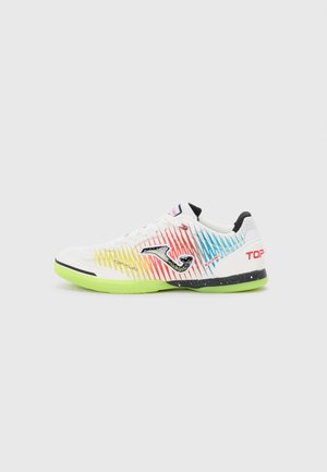 Sneaker bianca con strisce sfumate in blu, rosa e giallo, un logo nero e una suola verde neon con dettagli testurizzati.