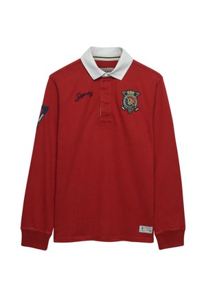 Rode rugbyshirt met lange mouwen, witte kraag, geborduurd wapen op de borst, "Superdry" tekst, mouwpatch en nummer 15 label bij de zoom.