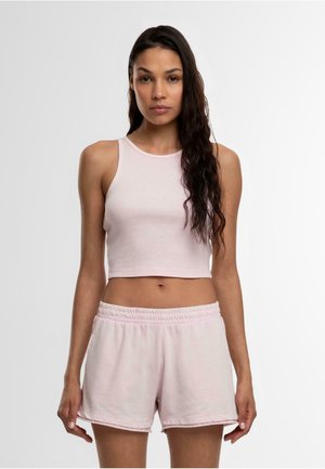 Helles pinkes, geripptes Cropped Top mit rundem Halsausschnitt, kombiniert mit hellen pinken Shorts mit elastischem Bund. Beide Teile haben eine sanfte Textur.