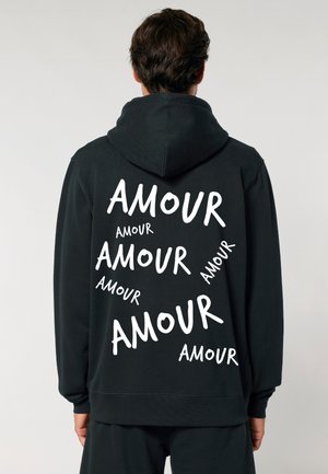 Hoodie noir avec plusieurs designs de texte "AMOUR" en blanc de différentes tailles au dos. Tissu doux avec une coupe décontractée et une capuche.