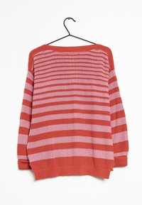 Strickpullover mit weitem Ausschnitt, der horizontale Streifen in roten und hellrosa Farbtönen aufweist. Weicher Stoff mit gerippten Bündchen und Saum.