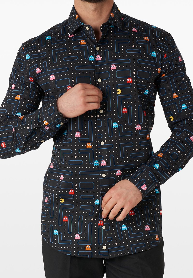 Zwarte overhemd met knopen, voorzien van een Pac-Man ontwerp met kleurrijke spoken, een labyrintachtig patroon en witte stippen. Lange mouwen met knoopmanchetten.