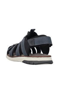 Sandales pour hommes en matériau synthétique bleu marine et noir, design ouvert, sangle ajustable et semelle en caoutchouc texturé.