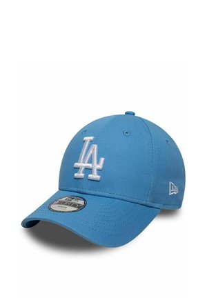 Casquette de baseball bleue avec logo "LA" blanc brodé sur l'avant et une visière incurvée avec un autocollant de marque.