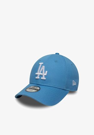 Cappellino da baseball blu con logo "LA" ricamato in bianco sul davanti e visiera curva con adesivo del marchio.