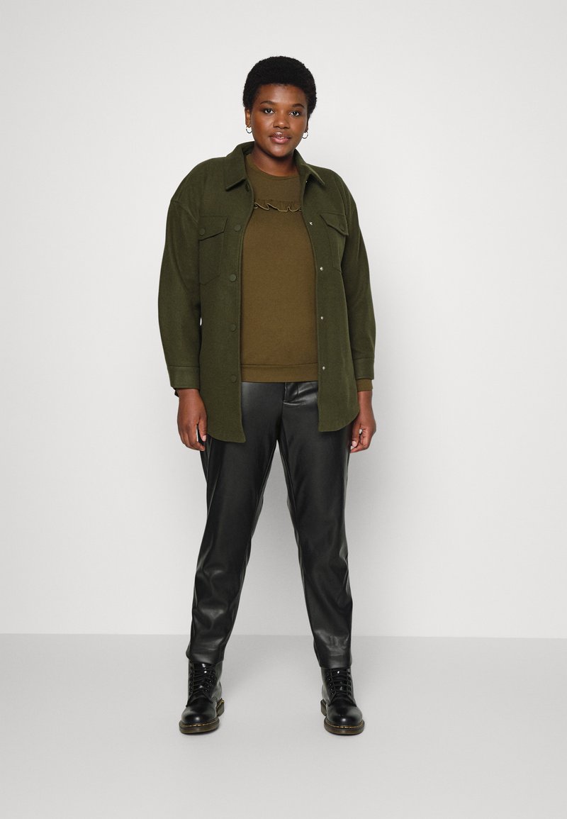 Damen Parkas | ONLY Carmakoma CAREMMA FREJA SHACKET Kurzmantel forest night/dunkelblau - AN70497 Damen Parkas | ONLY Carmakoma CAREMMA FREJA SHACKET Kurzmantel forest night/dunkelblau - AN70497