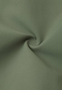 Grüßer Stretchstoff mit glatter Textur, der ein verdrehtes Muster aufweist und sich für verschiedene Bekleidungsanwendungen eignet.