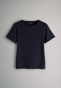 Tricou simplu de culoare bleumarin închis, cu mâneci scurte și guler rotund, așezat plat pe o suprafață gri deschis.