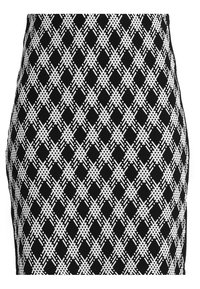 Falda de estampado en blanco y negro que presenta un diseño de diamantes texturizados con una silueta ajustada, mostrando una formación de cuadrícula repetitiva.