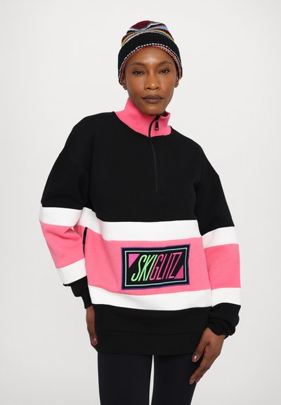 Pulover din fleece negru și roz cu guler înalt, fermoar anterior și patch cu logo colorat. Prezintă benzi în dungi roz și alb pe corp.