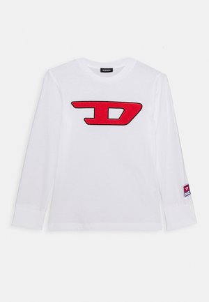 Hvid langærmet T-shirt med en stor, rød broderet logo på forsiden og en lille mærke på venstre ærme.