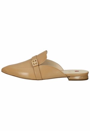 Mule en cuir beige avec un bout pointu, un talon plat, une sangle chevauchante et un accent métallique décoratif arborant un motif géométrique.