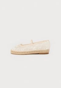 Ballet flat in pizzo color crema con punta rotonda, fiocco decorativo e suola in giuta intrecciata. Presenta un sottile cinturino alla caviglia e una texture liscia.