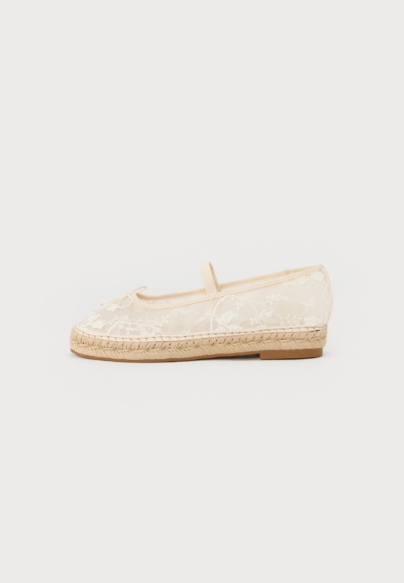 Ballet flat in pizzo color crema con punta rotonda, fiocco decorativo e suola in giuta intrecciata. Presenta un sottile cinturino alla caviglia e una texture liscia.