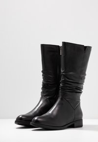 Svart läderstövlar som går till knäna med en slät textur, samlad detaljbehandling, dragkedja på sidan och en låg blockklack.