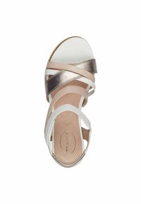 Sandale à lanières en cuir métallisé rose doré, blush et blanc. Design ouvert à l'avant avec un semelle intérieure rembourrée et une semelle texturée.