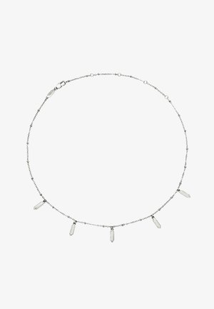 Stříbrný řetízek s pěti průhlednými, geometrickými krystalovými ozdobami rovnoměrně rozmístěnými podél délky. Jednoduché zapínání.