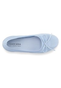 Ballerine azzurro chiaro con tessuto testurizzato, punta tonda e un accento decorativo a forma di fiocco. Interno morbido con soletta logo del marchio.