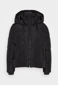Chaqueta acolchada negra con capucha, cremallera frontal, cordones, dos bolsillos laterales con cremallera y puños de canalé.