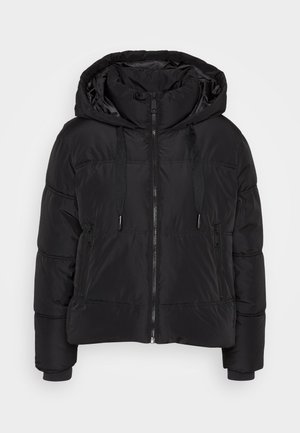 Sort pufferjakke med hætte, frontlynlås, snoretræk, to lynlåslommer på siden og ribbede manchetter.