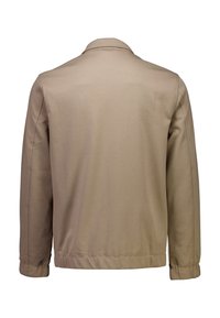 Beige takki, jossa on kaulus, pitkät hihat ja suora leikkaus. Sileä pinta ja vähäisiä ompeluominaisuuksia, sopii rentoon käyttöön.