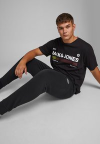 Jack & Jones GORDON SHARK PANT - Pantalones deportivos - black