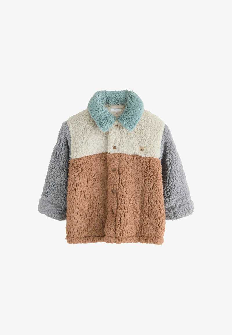 Veste en fausse fourrure avec un corps beige, un col crème, gris et menthe. Fermeture à bouton et un patch avec un motif animal sur la poitrine.