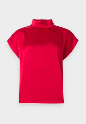Blusa di raso rossa accesa con maniche corte e colletto alto a collo alto, mostrata piatta su uno sfondo bianco.