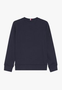 Granatowy sweatshirt, okrągły dekolt, długie rękawy, ściągacze przy mankietach i u dołu, miękka tekstura, z małą czerwoną i białą metką z tyłu przy dekolcie.