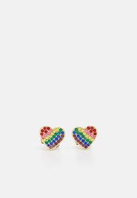 Herzförmige Ohrringe in Goldfarbe, verziert mit mehrfarbigen Strasssteinen, die in einem Regenbogenmuster angeordnet sind. Glatte, glänzende Oberfläche, kleine Größe.