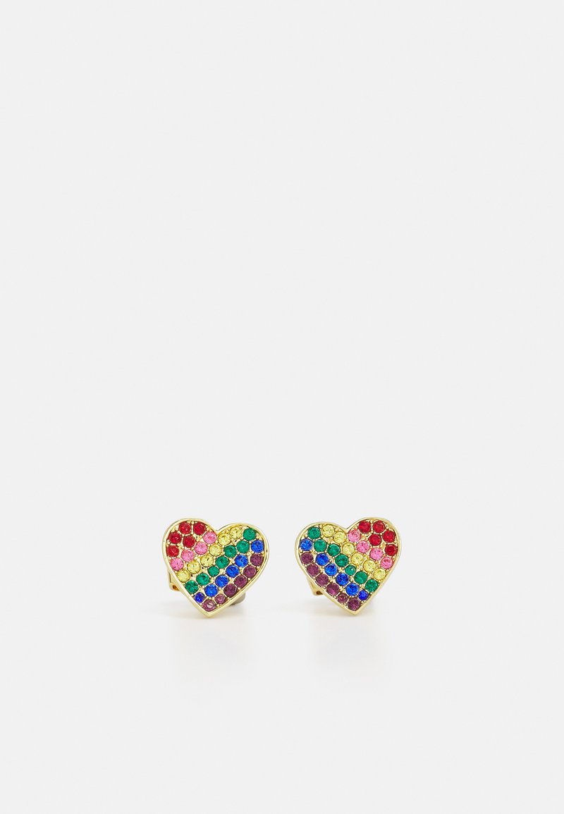 Herzförmige Ohrringe in Goldfarbe, verziert mit mehrfarbigen Strasssteinen, die in einem Regenbogenmuster angeordnet sind. Glatte, glänzende Oberfläche, kleine Größe.