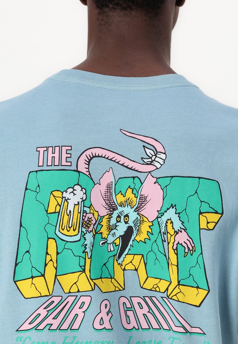 Hellblaues T-Shirt mit kurzen Ärmeln, das ein grafisches Design eines Rats mit einem Bier und bunten, auffälligen Buchstaben für "Bar & Grill" zeigt.