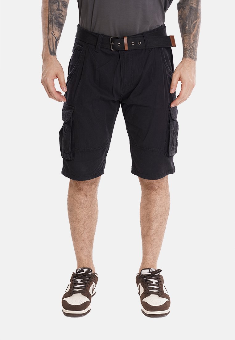 Pantaloni cargo neri realizzati in tessuto, dotati di più tasche laterali, una cintura con un accento marrone e un taglio fino al ginocchio.