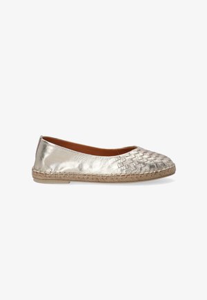 Metallisch silberne Ballerinas mit geflochtenem Obermuster und geflochtener Jutesohle. Runde Zehenpartie und glatte Lederstruktur. Keine sichtbaren Beschläge.