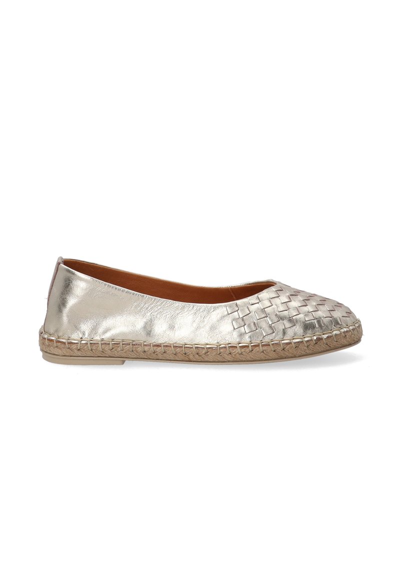 Metaalachtige zilveren balletschoenen met een geweven bovenkant en een gevlochten juten zool. Rond puntje en een gladde leren textuur. Geen zichtbare hardware.