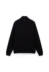 Pull noir à manches longues avec col montant, petit logo rouge et blanc sur le haut du dos et coutures visibles aux épaules.
