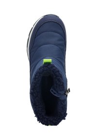 Marine Outdoor-Stiefel aus gestepptem Material, mit kuscheligem Innenfutter, grünem Akzentband und einem seitlichen Reißverschluss für ein leichtes An- und Ausziehen. Mit einer strukturierten Sohle.