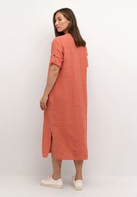 Cream BELLIS CAFTAN MOLLIE FIT - Vardagsklänning - hot coral