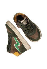 High-Top-Sneaker aus grünem und braunem Wildleder. Verfügt über eine weiße Sohle, ein grünes Akzentmuster und ein gelbes Detail an der Ferse. Schwarze Schnürsenkel.