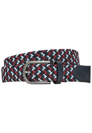 Ceinture tressée avec des brins entrelacés rouges, bleu clair et noirs et une boucle métallique argentée avec un onglet en cuir noir.