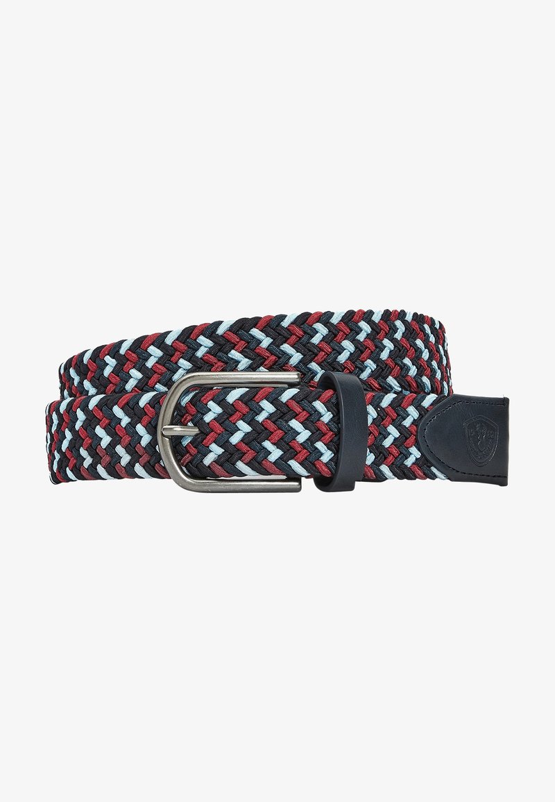 Ceinture tressée avec des brins entrelacés rouges, bleu clair et noirs et une boucle métallique argentée avec un onglet en cuir noir.