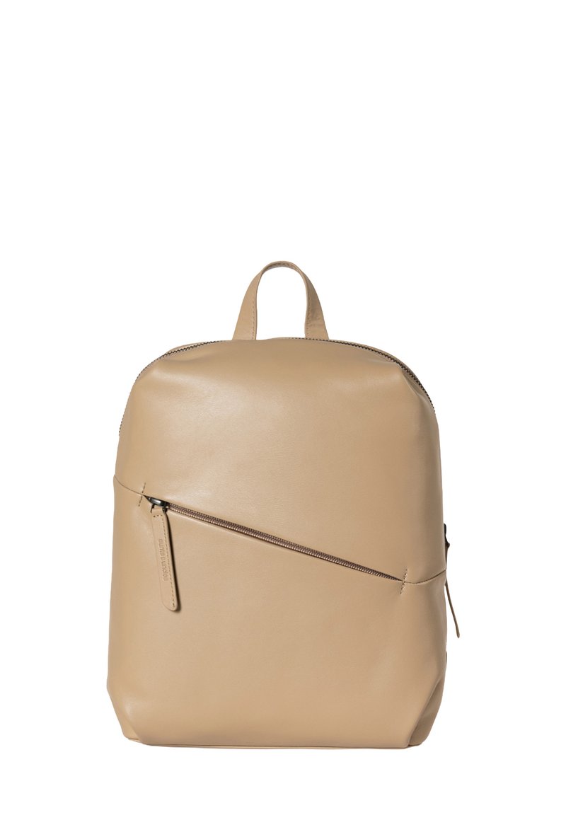 Beige leren rugzak met een afgeronde bovenkant, voorzien van een diagonale ritszak en een handvat aan de bovenkant. Gladde textuur, minimalistisch ontwerp.