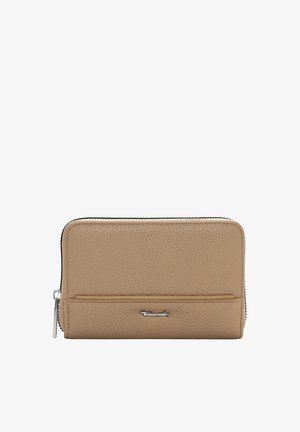 Cartera beige de cuero con cierre de cremallera alrededor y un exterior texturizado, que cuenta con un compartimento delantero para tarjetas y un detalle de logo plateado en la parte inferior.