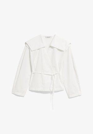 Bela dolgoročna bluza, zavita, z velikim ovratnikom in tankim pasnim trakom, izdelana iz lahkotnega blaga, položena ravno na belem ozadju.