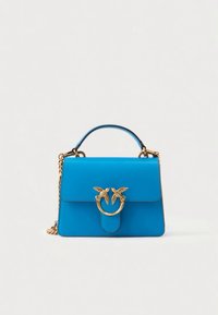 Blauwe leren handtas met bovenhandvat, gouden kettingriem en decoratieve gouden ring sluiting met twee vogels die elkaar aankijken.