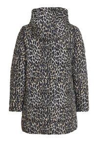 Chaqueta larga acolchada con capucha, con un patrón de leopardo en negro, beige y blanco, vista desde la parte posterior.