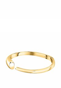 Bracciale in metallo dorato con un design liscio e arrotondato, caratterizzato da una leggera apertura e una finitura lucida, che mette in risalto la sua forma elegante e minimalista.