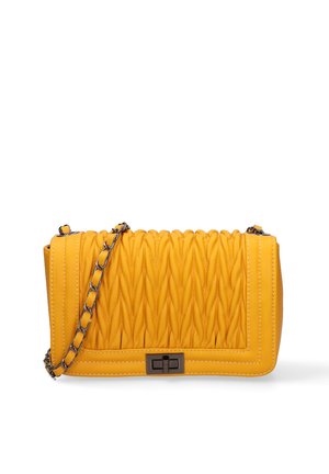 Gele doorgestikte handtas met een zilveren kettingriem en een rechthoekige metalen draaivergrendeling aan de voorkant.