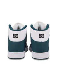 Teal a biele vysoké tenisky s vypolstrovaným golierom, s vyrazeným logom, hladkým syntetickým vrchom a bielou gumovou podrážkou.