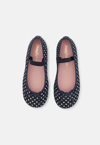 Pantofole ballet in tessuto blu navy con pois bianchi, dettaglio con fiocco e fascia elastica. Fodera interna rosa. Texture liscia.